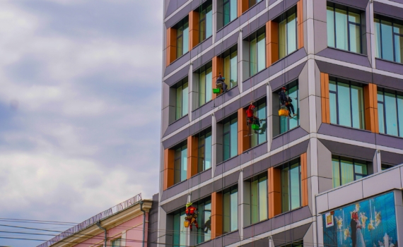 Ослепительный блеск: как добиться кристально чистых окон без усилий — хитрости, о которых вы не знали Ослепительный блеск: как добиться кристально чистых окон без усилий — хитрости, о которых вы не знали